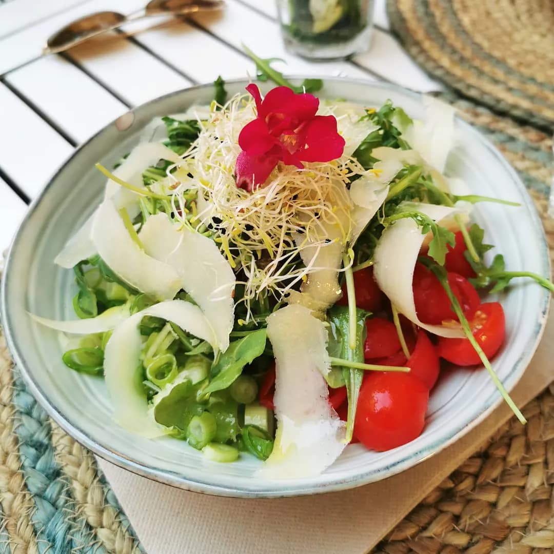 Poke bowl frais et naturel prepare au restaurant Le Petit Palais